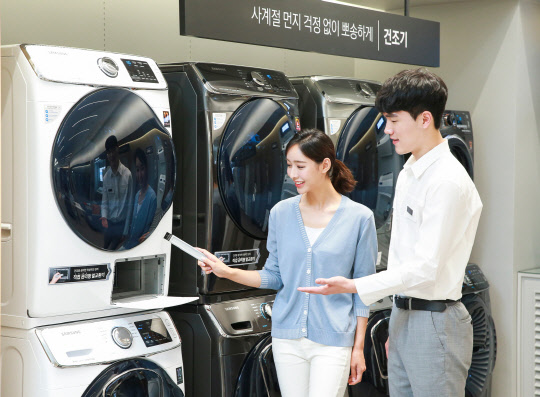 삼성전자 모델이 삼성 디지털프라자 강남본점에서 건조기를 소개하고 있다. <삼성전자 제공>